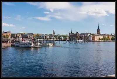 Картина Красивый панорамный вид на Ратушу и набережную с лодками (Стокгольм, Швеция)
