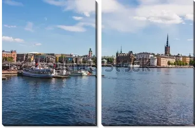 Красивый панорамный вид на Ратушу и набережную с лодками (Стокгольм, Швеция)