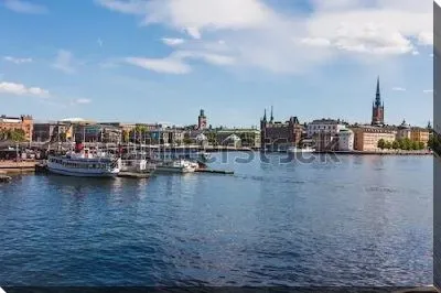 Красивый панорамный вид на Ратушу и набережную с лодками (Стокгольм, Швеция)