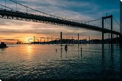 Постер Красивый закат над рекой и мостом в Гётеборге (Швеция)