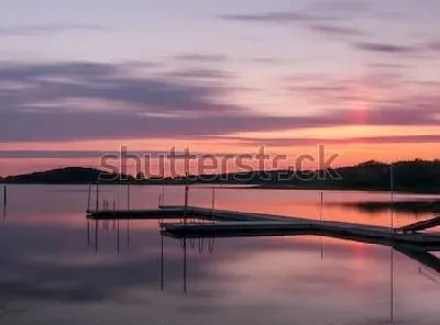 Плакат Великолепный красочный закат над плавучим причалом в Гётеборге (Швеция)
