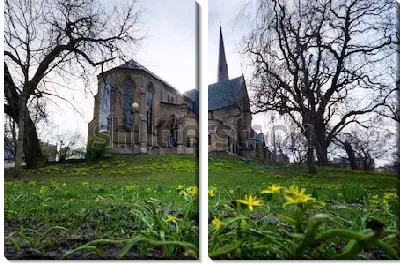 Модульная картина Мистический пейзаж с собором Хагачуркан в окружении деревьев и жёлтыми первоцветами на первом плане (Гётеборг, Швеция)