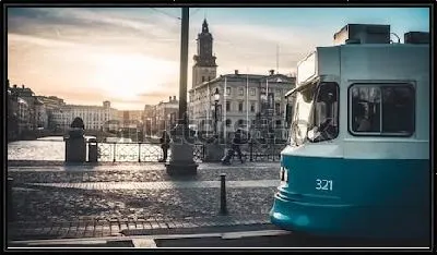 Красивый вечерний пейзаж Гётеборга на закате с трамваем