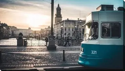 Красивый вечерний пейзаж Гётеборга на закате с трамваем