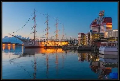 Великолепный парусник на закате в гавани Гётеборга (Швеция)