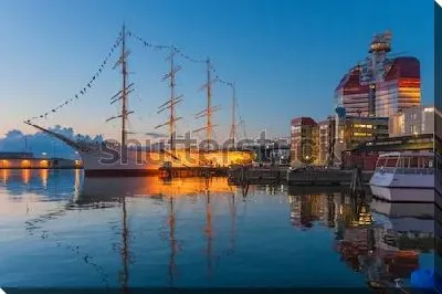 Постер Великолепный парусник на закате в гавани Гётеборга (Швеция)