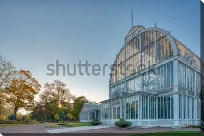 Воздушное стеклянное здание оранжереи в ботаническом сады Гётеборга (Швеция)