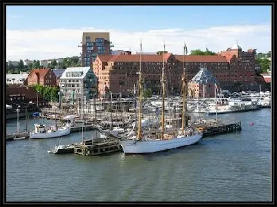 Причалы с парусниками и яхтами вдоль реки Гота в гавани Гётеборга (Швеция)