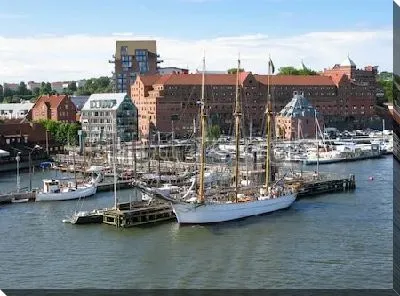 Причалы с парусниками и яхтами вдоль реки Гота в гавани Гётеборга (Швеция)