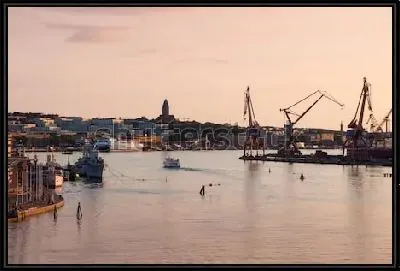 Красивая вечерняя панорама порта Гётеборга (Швеция)