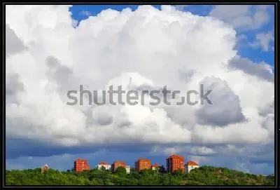 Прекрасные белые облака над красными домами Гётеборга (Швеция)