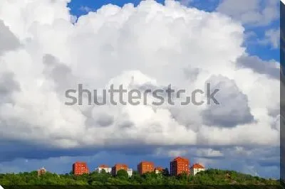 Прекрасные белые облака над красными домами Гётеборга (Швеция)