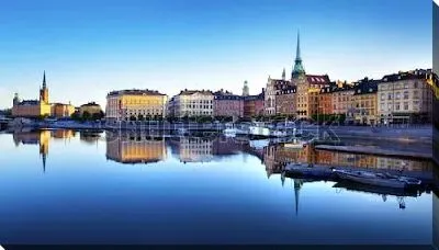 Красивая набережная Старого города утреннего Стокгольма