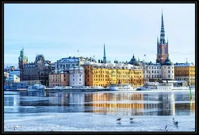 Панорама набережной Старого города Стокгольма со стороны замёрзшей реки