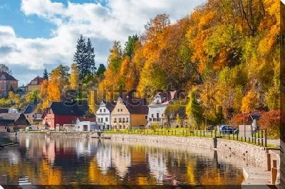 Осенний пейзаж с уютной набережной Чески-Крумлова (Чехия)