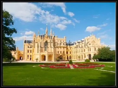 Картина Великолепный замок Леднице в летний день (Моравия, Чехия)