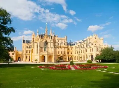 Плакат Великолепный замок Леднице в летний день (Моравия, Чехия)