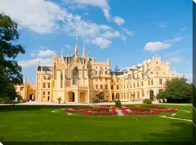 Постер Великолепный замок Леднице в летний день (Моравия, Чехия)