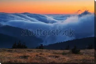 Постер Облака над горными хребтами Есеники на фоне оранжевого закатного неба (Чехия)