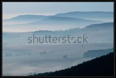 Картина Великолепный утренний пейзаж туманной горной долины (Чехия)