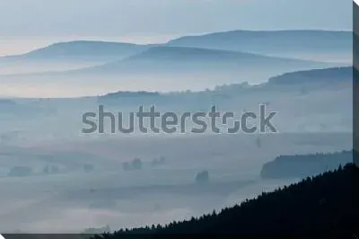 Великолепный утренний пейзаж туманной горной долины (Чехия)