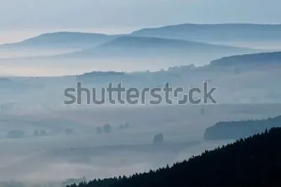 Плакат Великолепный утренний пейзаж туманной горной долины (Чехия)