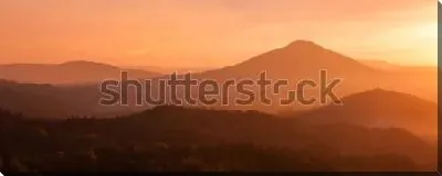 Постер Великолепный оранжевый закат над горными хребтами в Чешской Швейцарии