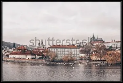 Хмурая осень в Праге - вид на замок и Собор Святого Вита со стороны Влтавы