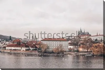 Хмурая осень в Праге - вид на замок и Собор Святого Вита со стороны Влтавы
