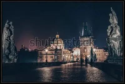 Замки и статуи ночной Праги в красивой подсветке