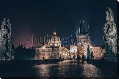 Замки и статуи ночной Праги в красивой подсветке