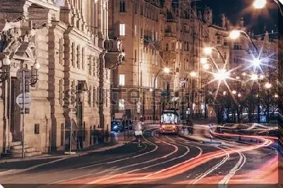 Постер Стремительные ленты ночных огней на улице Праги