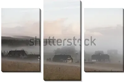 Модульная картина Живописный туман над старинным горным посёлком (Чехия)