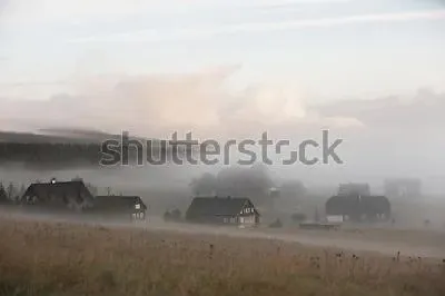 Плакат Живописный туман над старинным горным посёлком (Чехия)