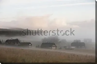 Постер Живописный туман над старинным горным посёлком (Чехия)