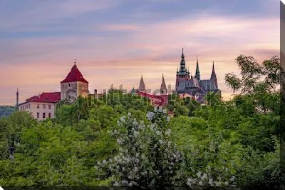 Красивый весенний вечер в Праге - вид на башню Далиборка и Собор Святого Вита
