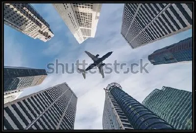 Самолёт в окружении небоскрёбов - вид снизу вверх