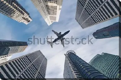 Самолёт в окружении небоскрёбов - вид снизу вверх