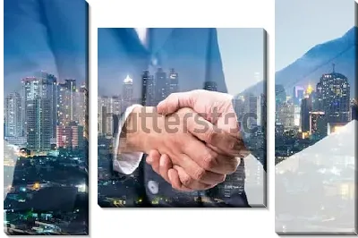 Двойная экспозиция на тему успешных переговоров - бизнес-партнёры пожимают руки на фоне небоскрёбов ночного мегаполиса