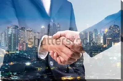 Двойная экспозиция на тему успешных переговоров - бизнес-партнёры пожимают руки на фоне небоскрёбов ночного мегаполиса