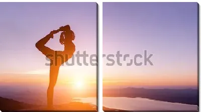 Девушка стоит на одной ноге в позе йоги на фоне красивого заката над озером и горной долиной