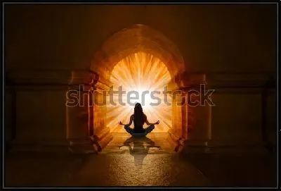 Девушка в позе лотоса медитирует под красивой восточной аркой на фоне золотого сияния