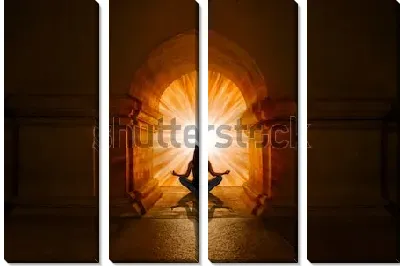 Девушка в позе лотоса медитирует под красивой восточной аркой на фоне золотого сияния