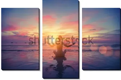 Модульная картина Девушка в позе лотоса медитирует на побережье океана в лучах фантастического заката