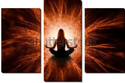 Модульная картина Девушка медитирует в расходящихся лучах красивой мандалы с растительным орнаментом