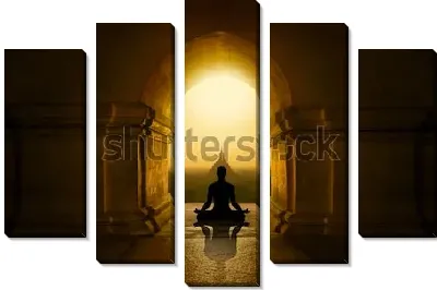 Модульная картина Медитация в лучах восходящего солнца под сводом арки буддийского храма