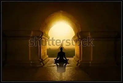 Медитация в лучах восходящего солнца под сводом арки буддийского храма
