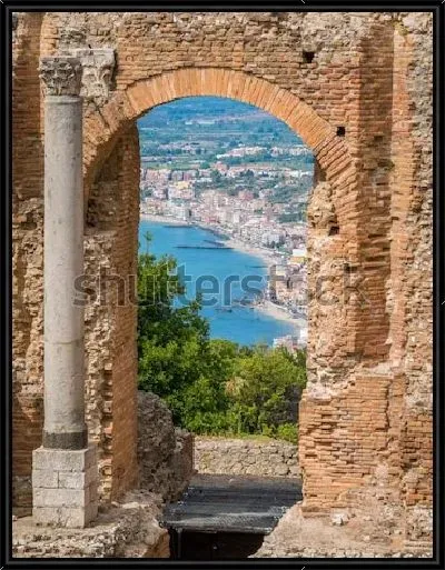 Картина Живописные руины античного греческого театра в Таормине (Сицилия, Южная Италия)