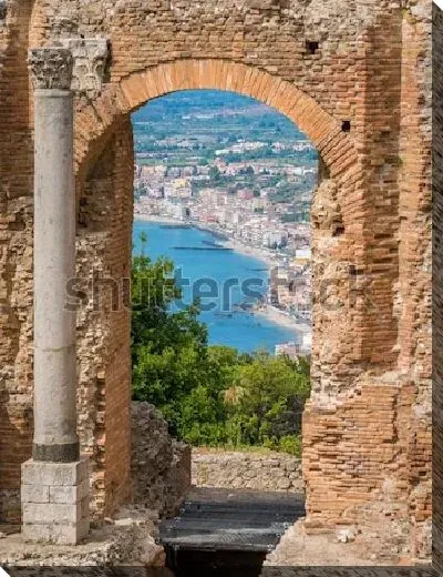 Постер Живописные руины античного греческого театра в Таормине (Сицилия, Южная Италия)