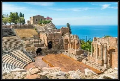 Руины античного греческого театра в Таормине на побережье Средиземного моря (Сицилия, Южная Италия)